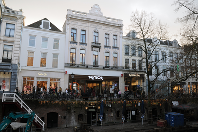 913172 Gezicht op de voorgevels van de panden Oudegracht 141 (rechts0 -149 te Urecht.